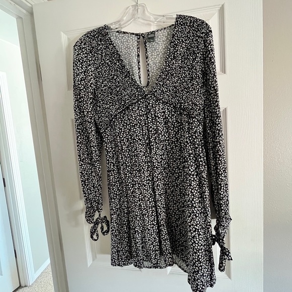 Floral black and white long-sleeved dress - Picture 4 of 5